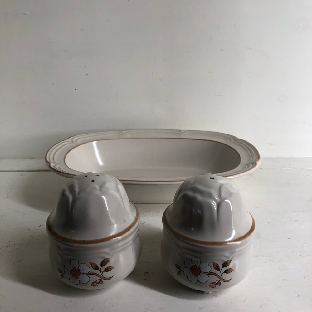 The Covington Wear Serving dish/s&p shaker